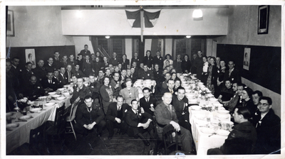 859060 Groepsportret tijdens het diner ter gelegenheid van het afscheid van het bewakingsdetachement en het intern ...